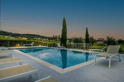 Villa a Monte San Quirico con Giardino