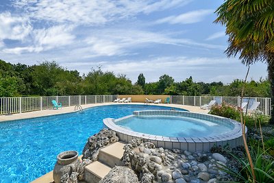 Gîte in un parco vacanze con piscina