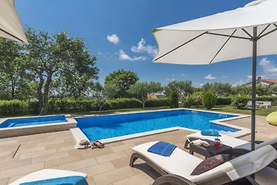 Villa in Tinjan with swimming pool