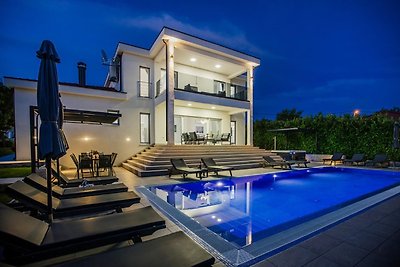 Moderne Villa mit Pool und Sprudelbad