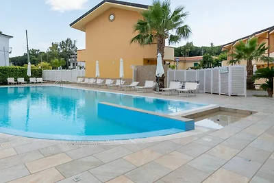 Villa in Residence con piscina e giardino