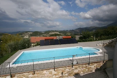 Sereen wonen in een stenen villa in Marche