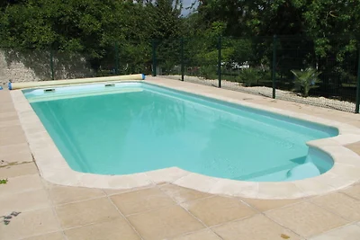 Moderna villa con piscina a Segonzac