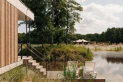 Lodge moderno sull'acqua