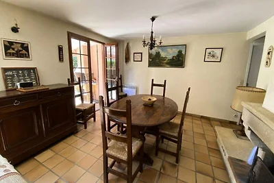 Villa mit Garten und Terrasse