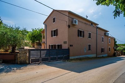 Ruhige Villa in Rakalj mit Swimmingpool