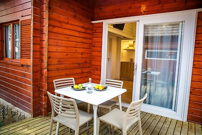 Holzbungalow mit überdachter Terrasse, 1 km v...