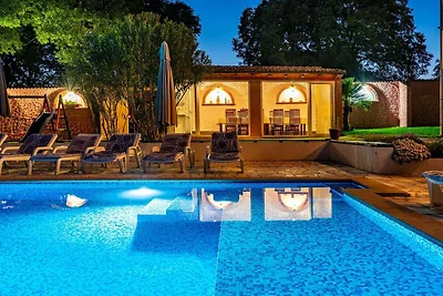 Villa mit Infinity-Pool in Kakma