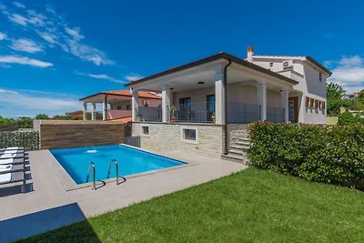 Villa in Kaštelir met zwembad
