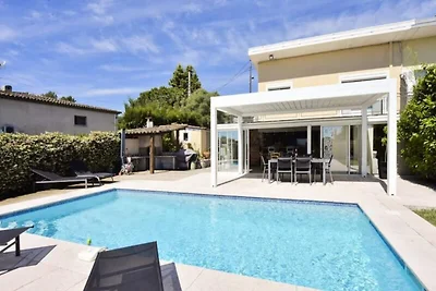 Villa in Antibes mit Pool und Meerblick