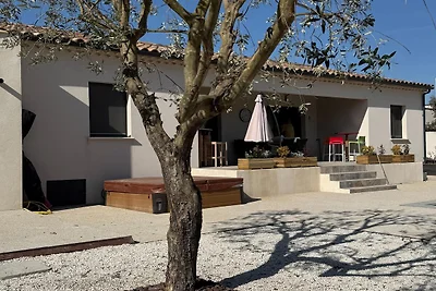 Villa mit Pool und Jacuzzi nahe Châteauneuf-d...