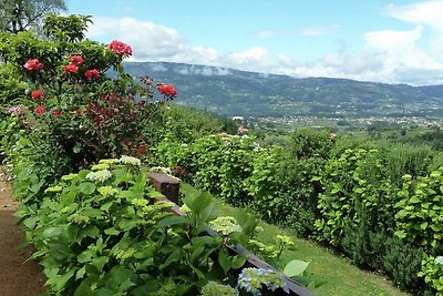 Cottage auf dem Land mit Garten mit Grill