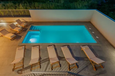 Moderne Ferienvilla mit privatem Pool