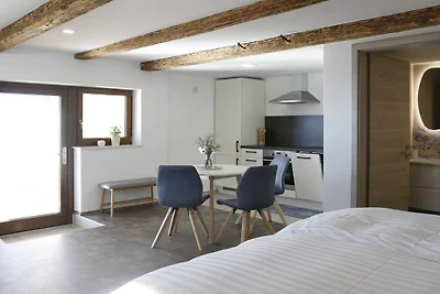 Mountain Vibrant and Timeless Apartment with ...