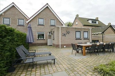 Ferienhaus in Nes mit Schwimmbecken