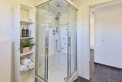 Luxe villa met sauna en stoomdouche in...