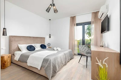 Villa Borealis - Six Bedroom Villa with Swimm...