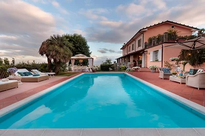 Villa a Capannori con grande patio