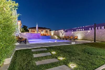 Villa a Pola con piscina