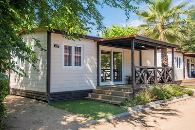 Gepflegter Bungalow mit Veranda in Meeresnähe