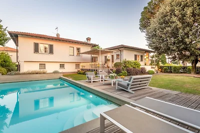 Villa a Pietrasanta vicino Alpi Apuane