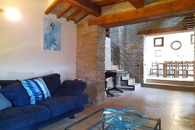 Elegante villa in pietra con piscina