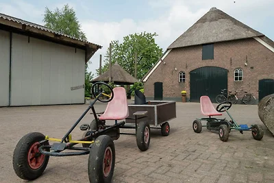 Bungalow mit dekorativem Kamin auf dem...