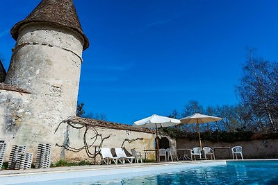 Schönes Schloss in Le Veurdre mit privatem...