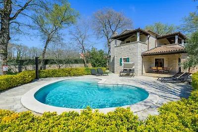 Villa in Banki mit Schwimmbecken