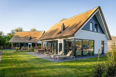 Luxuriöse Villa mit Sauna in Strandnähe