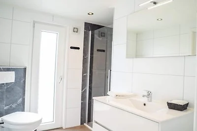 Chalet am Parkteich in den Niederlanden