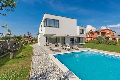 Villa in Novigrad mit Schwimmbecken