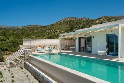 Villa in Kerames mit Schwimmbecken