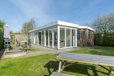 Eleganter Bungalow mit Sauna und Garten