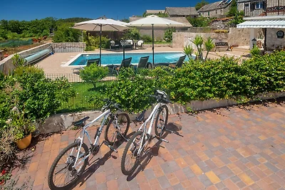 Villa moderna a Grohote con piscina