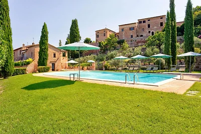 Abgelegenes Bauernhaus in Montalcino mit Pool