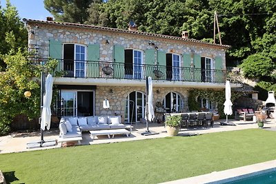 Luxuriöse Villa in Grasse mit Swimmingpool