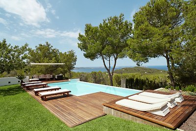 Lavish Villa in Cala Salada with Private Pool