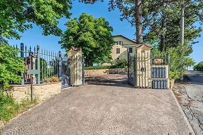 Villa in collina sulle Marche con piscina