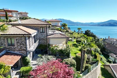 Villa am See mit Panoramablick