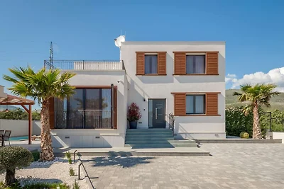 Moderne Ferienvilla mit privatem Pool