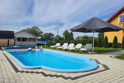 Komfortable Erdgeschosswohnung, Sommerpool