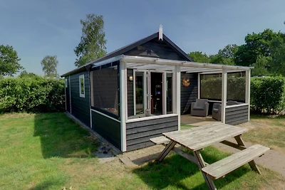 Zeltloge mit Terrasse in grünen Umgebung