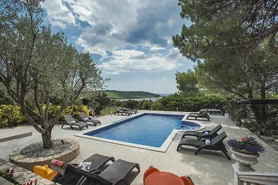 Pittoresca casa vacanze a Banjole con piscina