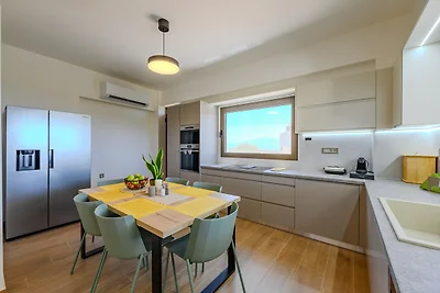 Villa in Sternes mit Pool und Bergblick