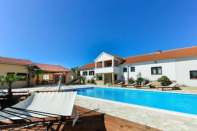 Villa in Zadar mit Schwimmbecken