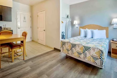 Studio 6 Bakersfield_1 Queen Bed | Roker