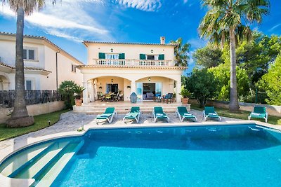 Elegante villa per vacanze con piscina...