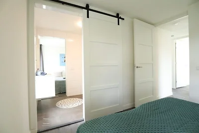 Villa am Wasser mit großzügiger Dachterrasse