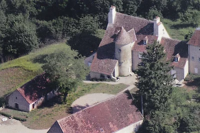 Château in der Auvergne mit Fluss und...